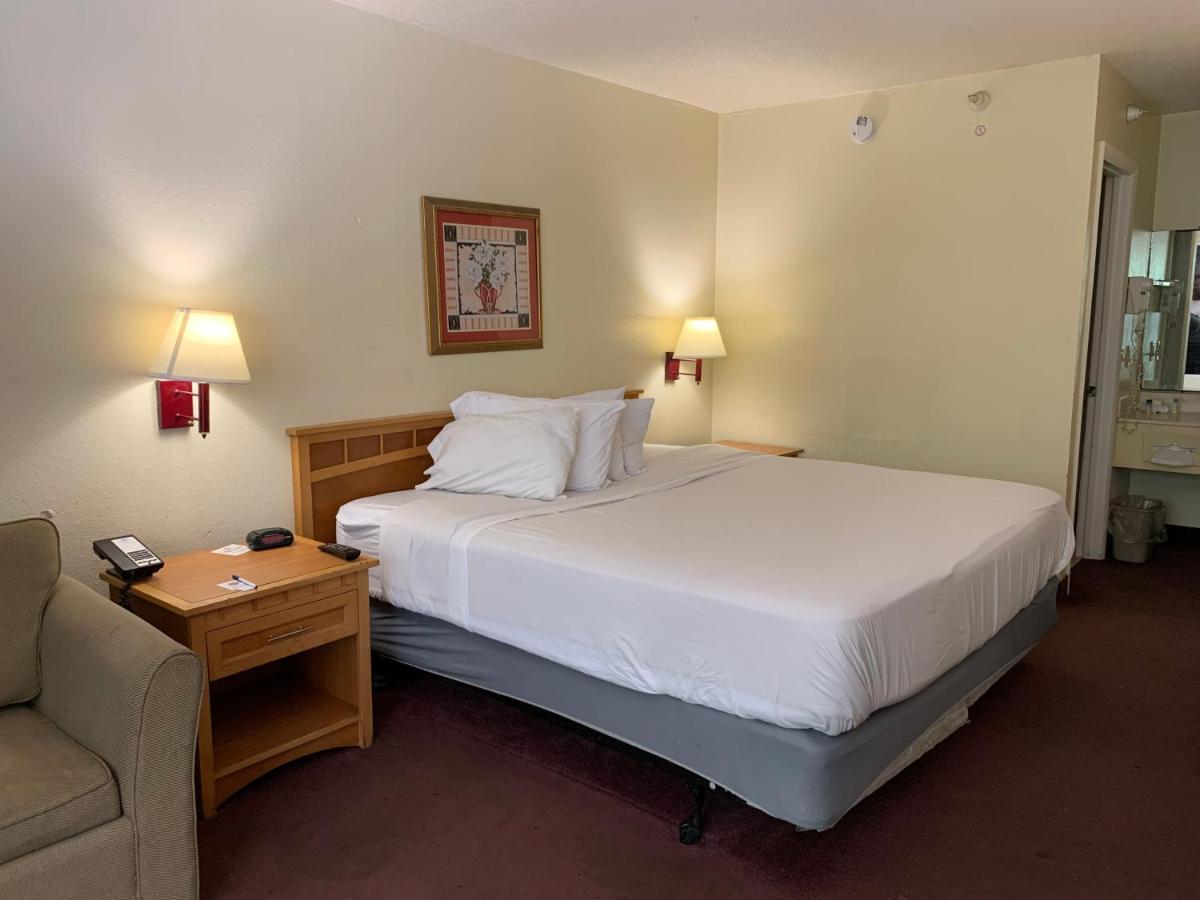 Americas Best Value Inn & Suites Melbourne Esterno foto