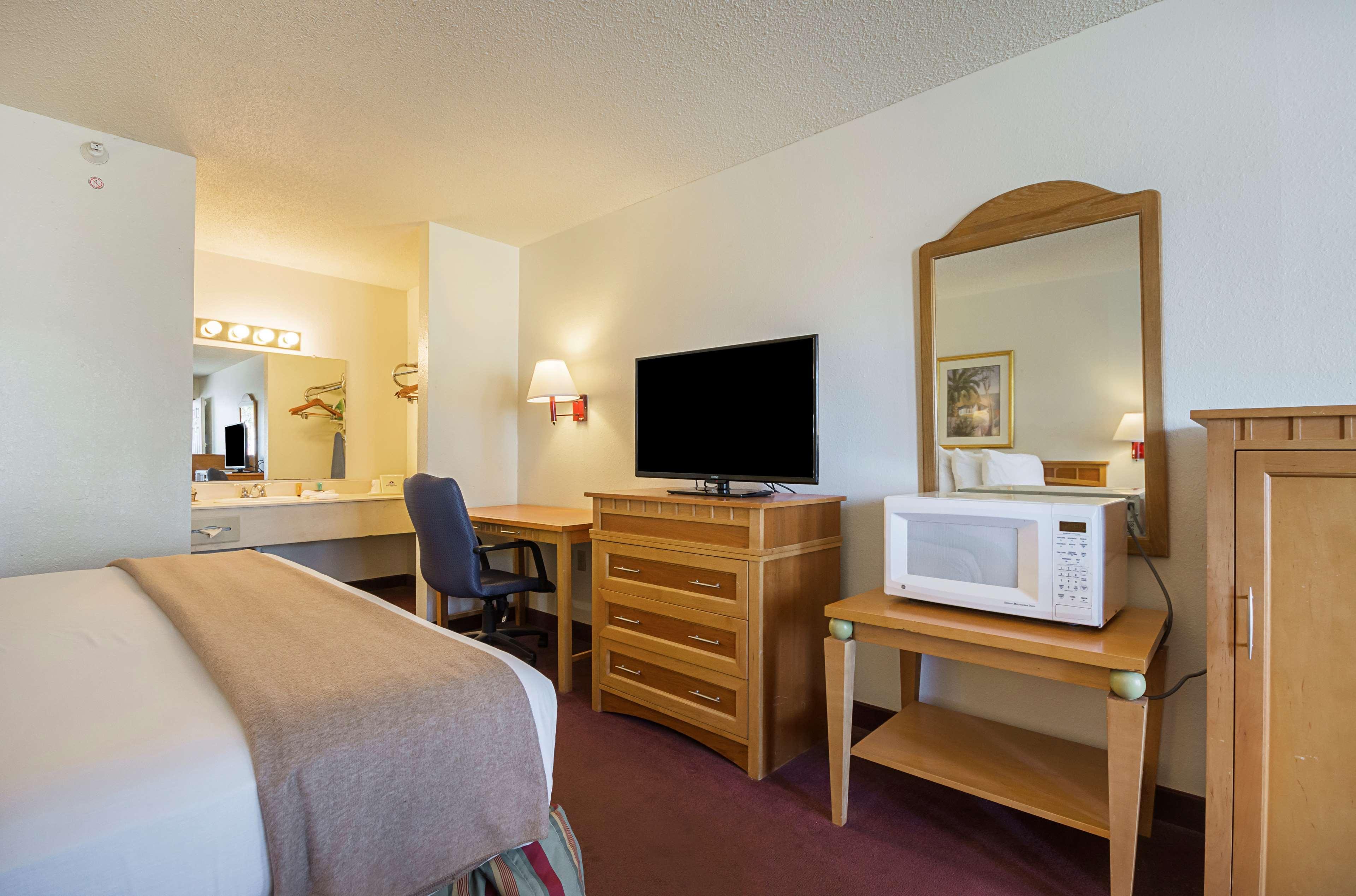 Americas Best Value Inn & Suites Melbourne Esterno foto